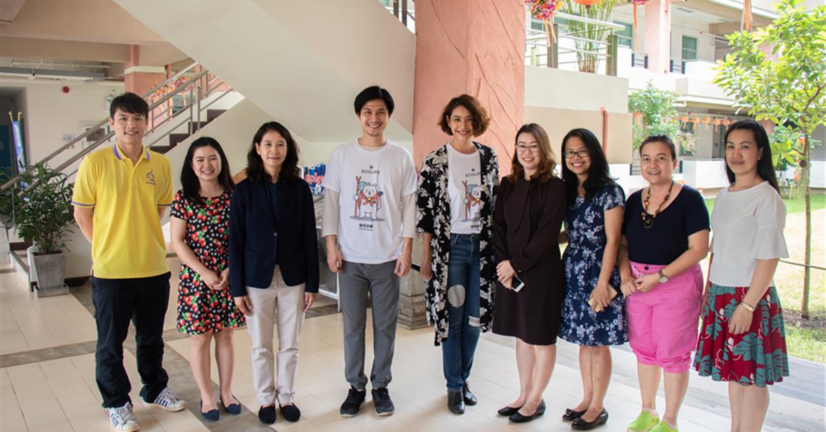 คณะศิลปศาสตร์ ให้การต้อนรับคุณนุ่น ศิรพันธ์ และ คุณท็อป พิพัฒน์ ในระหว่างการเดินทางไปประชาสัมพันธ์ ECOLIFE Application ลดการใช้พลาสติกในมหาวิทยาลัยพะเยา